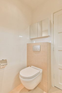 Küçük temiz tuvalet.