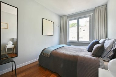 Yatak odasının içi rahat.