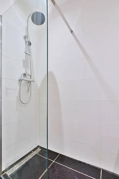 현대식 샤워실 — 스톡 사진
