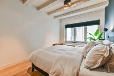 Yatak odasının içi rahat.