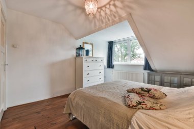 Yatak odasının içi rahat.