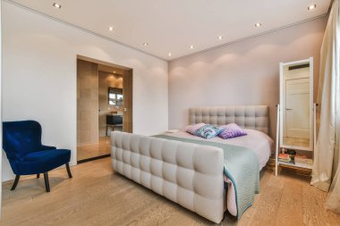 Yatak odasının içi rahat.