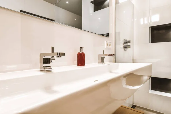 Design élégant salle de bains — Photo