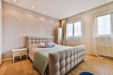 Yatak odasının içi rahat.