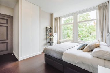 Yatak odasının içi rahat.