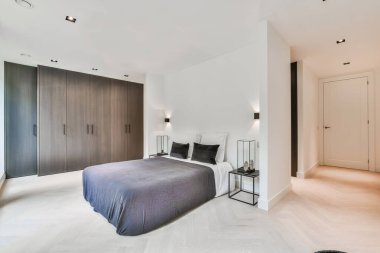 Yatak odasının içi rahat.