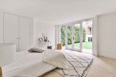 Yatak odasının içi rahat.