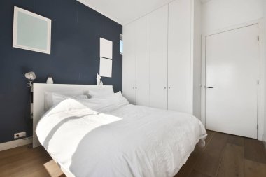 Yatak odasının içi rahat.