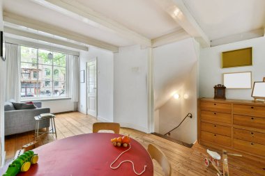 Modern dairede mobilyalı yemek odası.