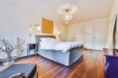 Yatak odasının içi rahat.