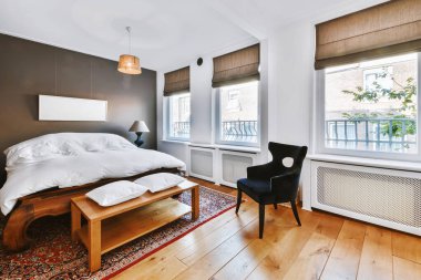 Yatak odasının içi rahat.