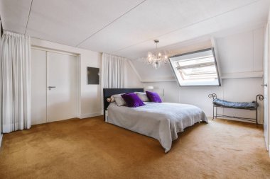 Yatak odasının içi rahat.