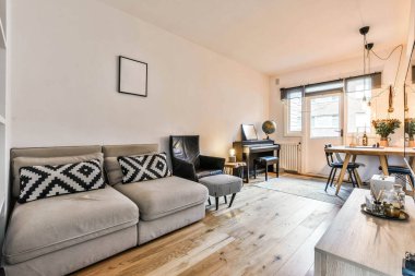 Geniş oturma odası.