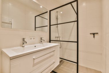 Mermer duvarlı banyo.