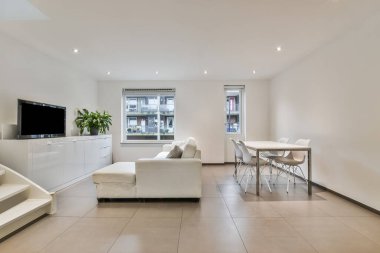 Geniş oturma odası.