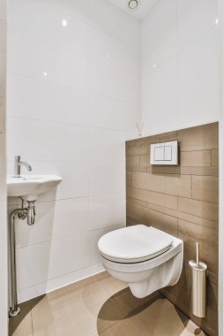 Küçük temiz tuvalet.