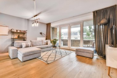 Geniş oturma odası.