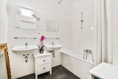 Mermer duvarlı banyo.