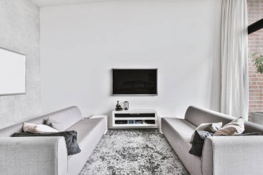 Geniş oturma odası.