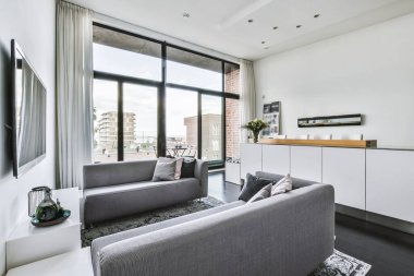 Geniş oturma odası.