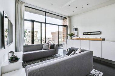 Geniş oturma odası.