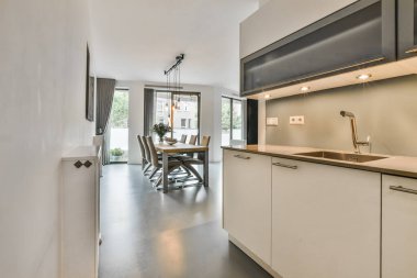 Zarif bir evde parlak bir mutfak.