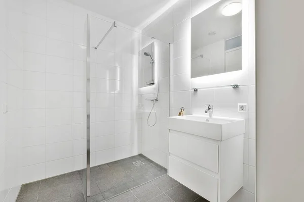 Bagno con pareti in marmo — Foto Stock