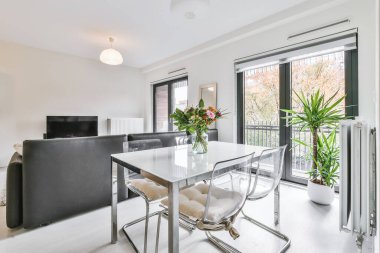 Geniş yemek odası.