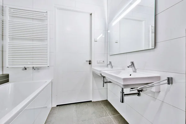 대리석 벽 이 있는 욕실 — 스톡 사진