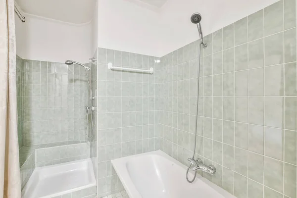 Baño con paredes de mármol — Foto de Stock