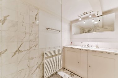 Mermer duvarlı banyo.