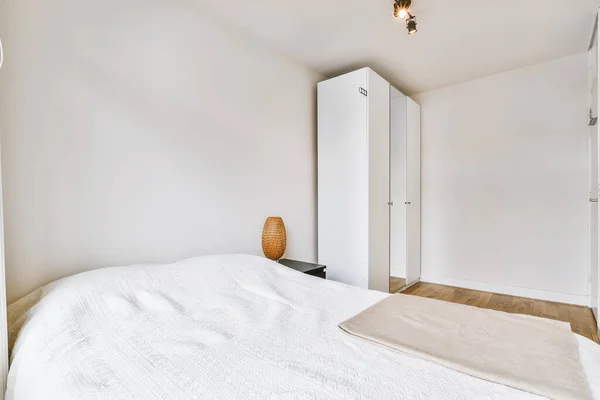 Яркий дизайн спальни — стоковое фото