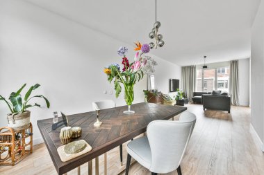 Geniş yemek odası.