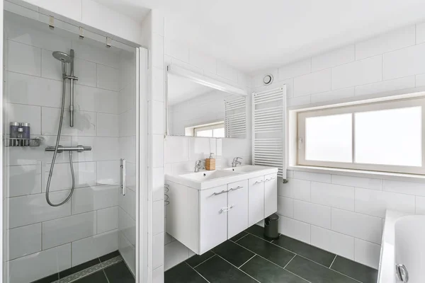 Ванна кімната з мармуровими стінами — стокове фото