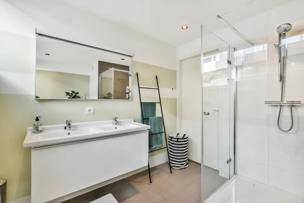 Элегантный дизайн ванной комнаты — стоковое фото