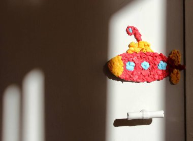 Metal bir dolapta ev yapımı denizaltı.