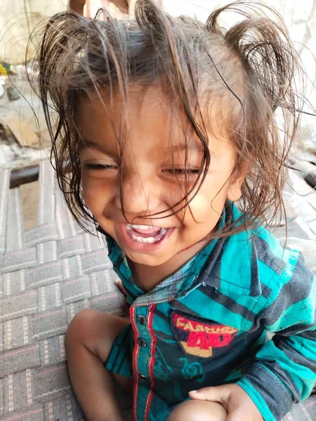 Hint köyündeki akıllı bebek.