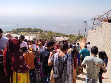 Pavagad Chanpaner Gujarat Hindistan 'dan stok yapan insanlar.