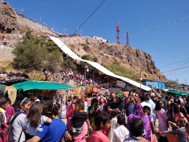 Pavagad dağ manzarası ve insanların pazarı