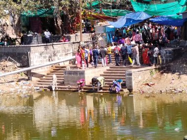 Pavagad dağ manzarası ve insanların pazarı