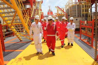 Vung Tau, Vietnam - 28 Eylül 2011: Uzmanlar bir petrol sondaj platformu Vietnam deniz ziyaret ediyor