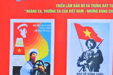 Nha Trang, Vietnam - 11 Temmuz 2015: Vietnam meydanında Spratly Adaları koruma hakkında propaganda poster