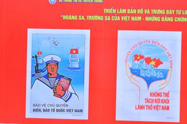 Nha Trang, Vietnam - 11 Temmuz 2015: Vietnam meydanında Spratly Adaları koruma hakkında propaganda poster