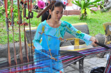 Nha Trang, Vietnam - 11 Temmuz 2015: Bir kız Nha Trang Champa Tekstil teknik Po Nagar Tapınağı'nda gerçekleştiriyor