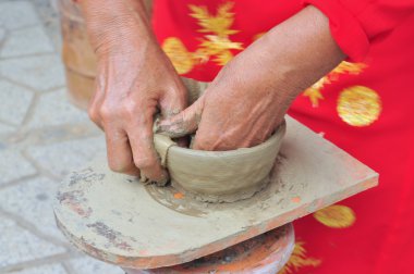 Nha Trang, Vietnam - 11 Temmuz 2015: Yaşlı bir kadın teknikleri Nha Trang Po Nagar tapınağında kalıplama seramik gerçekleştiriyor