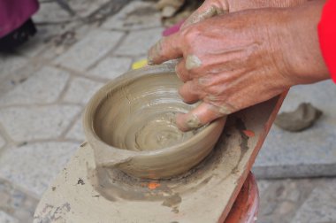 Nha Trang, Vietnam - 11 Temmuz 2015: Yaşlı bir kadın teknikleri Nha Trang Po Nagar tapınağında kalıplama seramik gerçekleştiriyor