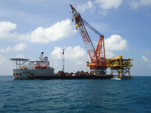 Vung Tau, Vietnam - May 21, 2012: An oil rig is being operated in the sea of Vietnam — Stock Photo, Image