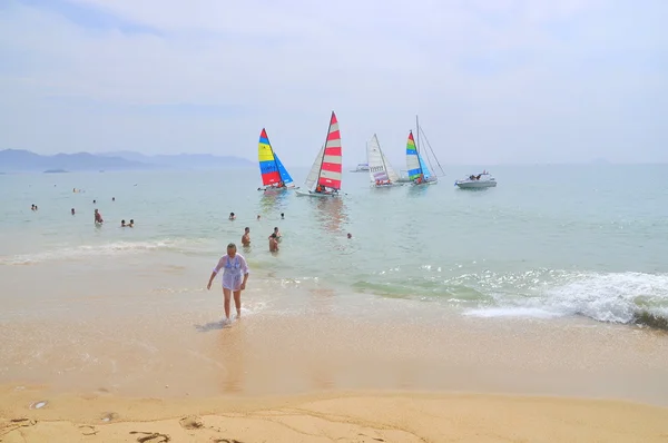 Nha Trang, Vietnam 11. juli 2015: Seilbåter er klare for et kappløp i Nha Trang-bukta – stockfoto