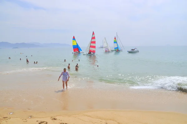 Nha Trang, Vietnam - 11. července 2015: plachetnice jsou připraveni na závod v Nha Trang bay — Stock fotografie