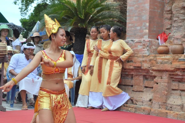 न्हा ट्रांग, वियतनाम 11 जुलाई 2015: नहा ट्रांग में पानागर मंदिर में चम्पा के पारंपरिक लोक नृत्य का प्रदर्शन — स्टॉक फ़ोटो, इमेज
